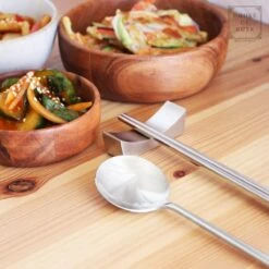 House Of Husk 1 Persoons Chopstick Lepel Set - 1 Paar Metalen Koreaanse Eetstokjes - Inclusief Eetlepel En Houder - RVS - Metaal - Eetstokjes - Koreaans - Vaatwasserbestendig - Sushi Chopsticks - Noodles - Zilver -Keukengerei Winkel 1200x1200 665