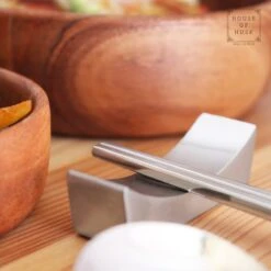 House Of Husk 1 Persoons Chopstick Lepel Set - 1 Paar Metalen Koreaanse Eetstokjes - Inclusief Eetlepel En Houder - RVS - Metaal - Eetstokjes - Koreaans - Vaatwasserbestendig - Sushi Chopsticks - Noodles - Zilver -Keukengerei Winkel 1200x1200 667