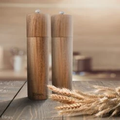 Dieux® - Peper En Zoutmolen Set - Cilinder Vorm - 22CM - Zout Peper Kruiden - 2 Stuks - Acacia Hout - Instelbare Maalgraad - Duurzaam - Luxe Kwaliteit - Hervulbaar - Pepermolen - Zoutmolen - BBQ Accesoires - Pasen -Keukengerei Winkel 1200x1200 785