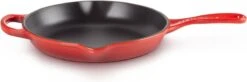 Le Creuset - Gietijzeren Ronde Skillet In Kersenrood 23cm 13 Le Creuset - Gietijzeren Ronde Skillet In Kersenrood 23cm -Keukengerei Winkel 1200x397