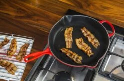 Le Creuset - Gietijzeren Ronde Skillet In Kersenrood 23cm 12 Le Creuset - Gietijzeren Ronde Skillet In Kersenrood 23cm -Keukengerei Winkel 1200x787