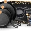 Ocina Gietijzeren Pan – Set Van 3 Stuks – ø25cm, ø19.5cm En ø16cm - Skillet - Koekenpan – Hapjespan – Koekenpan Inductie – Koekenpannenset - Gietijzeren Pan Bbq - Gietijzer - Incl. Receptenboek 2 Ocina Gietijzeren Pan – Set Van 3 Stuks – ø25cm, ø19.5cm En ø16cm - Skillet - Koekenpan – Hapjespan – Koekenpan Inductie – Koekenpannenset - Gietijzeren Pan Bbq - Gietijzer - Incl. Receptenboek -Keukengerei Winkel 1200x814 1