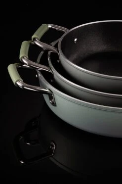 Primecook - Braadpan / Hapjespan Met Deksel - Ø 28 Cm - PFAS-vrij - Inductie - Ecoshield 24 Primecook - Braadpan / Hapjespan Met Deksel - Ø 28 Cm - PFAS-vrij - Inductie - Ecoshield -Keukengerei Winkel 797x1200