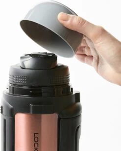 Lock&Lock Thermoskan - Isoleerkan - Thee En Koffie - Lekvrij - 1,5 Liter - RVS - Inklapbaar Handvat - Koper Roze -Keukengerei Winkel 967x1200